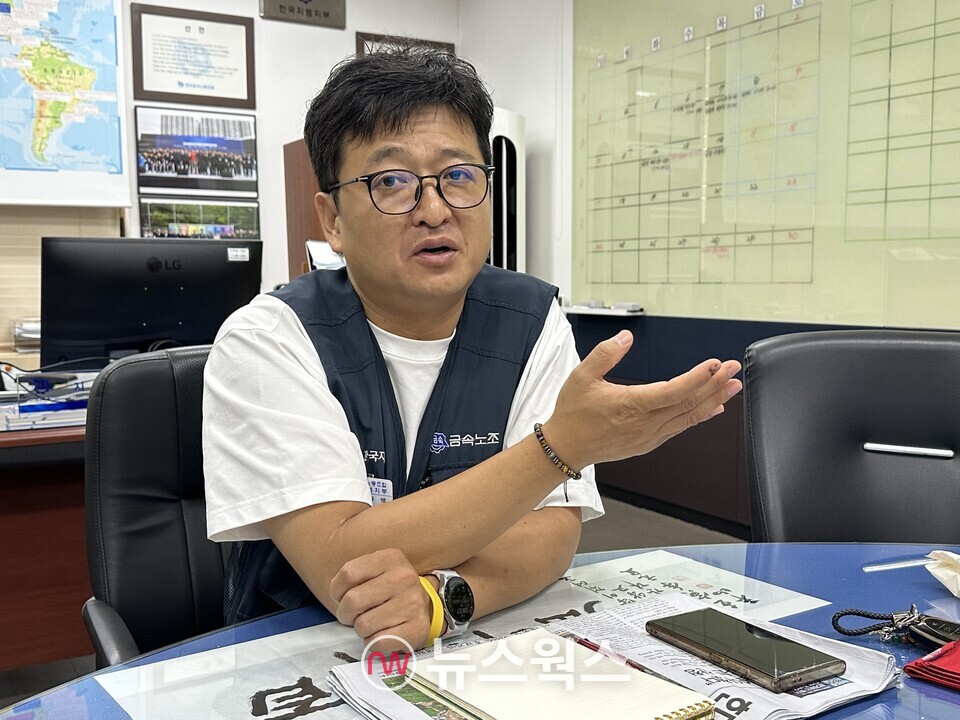 안규백 전국금속노조 한국지엠지부장이 지난 7일 인천 부평구 한국지엠 부평공장 노조사무실에서 본지와 인터뷰를 하고 있다. (사진=정현준 기자)