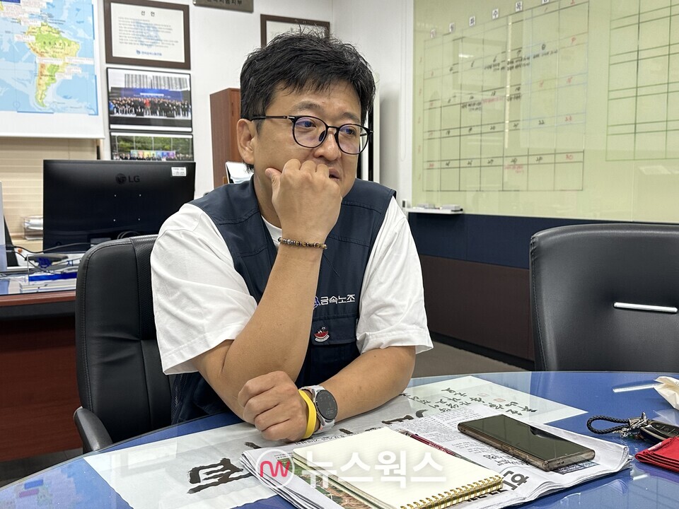 안규백 전국금속노조 한국지엠지부장이 지난 7일 인천 부평구 한국지엠 부평공장 노조 사무실에서 본지와 인터뷰하며 잠시 생각에 잠겨 있다. (사진=정현준 기자)