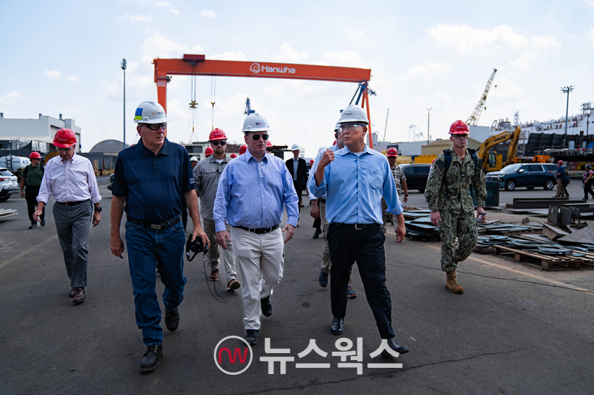 한국과 미국 관세협상 타결 전인 지난 7월 30일(현지시간) 필라델피아 소재 한화 필리조선소를 방문한 존 펠란(가운데) 미국 해군성 장관이 현장 관계자들과 조선소 내부를 둘러보고 있다. (사진제공=한화그룹)