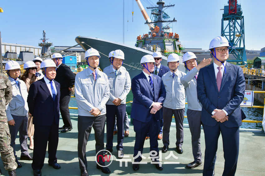 정기선(두 번째 줄 맨 왼쪽) HD현대 수석부회장과 존 펠란(두 번째 줄 왼쪽에서 두 번째) 미 해군성 장관이 지난 4월 30일 HD현대중공업 울산조선소를 둘러보고 있다. (사진제공=HD현대)