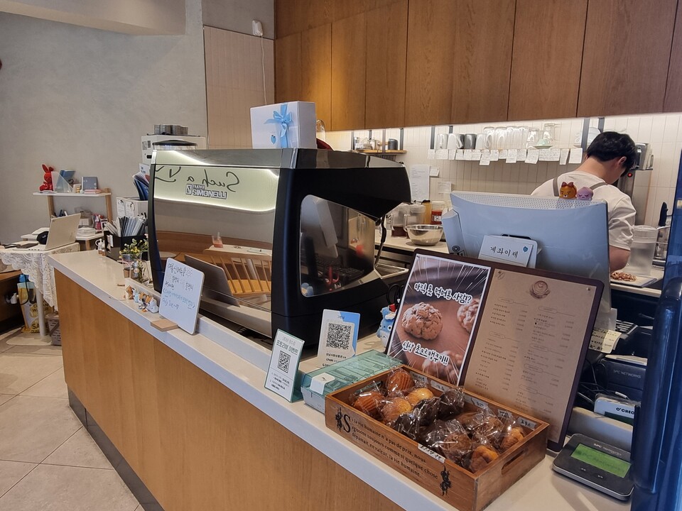 지난 7월 31일 카페 그런날에서 임태진 매니저가 음료를 제조하고 있다. (사진=김아현 기자)