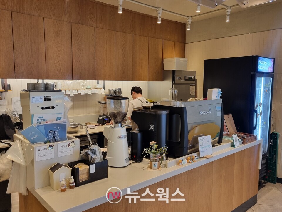 지난 7월 31일 사회적협동조합 '일하는학교'가 운영하는 카페 '그런날'에서 임태진 매니저와 이정현 일하는학교 대표를 만났다. (사진=김아현 기자)