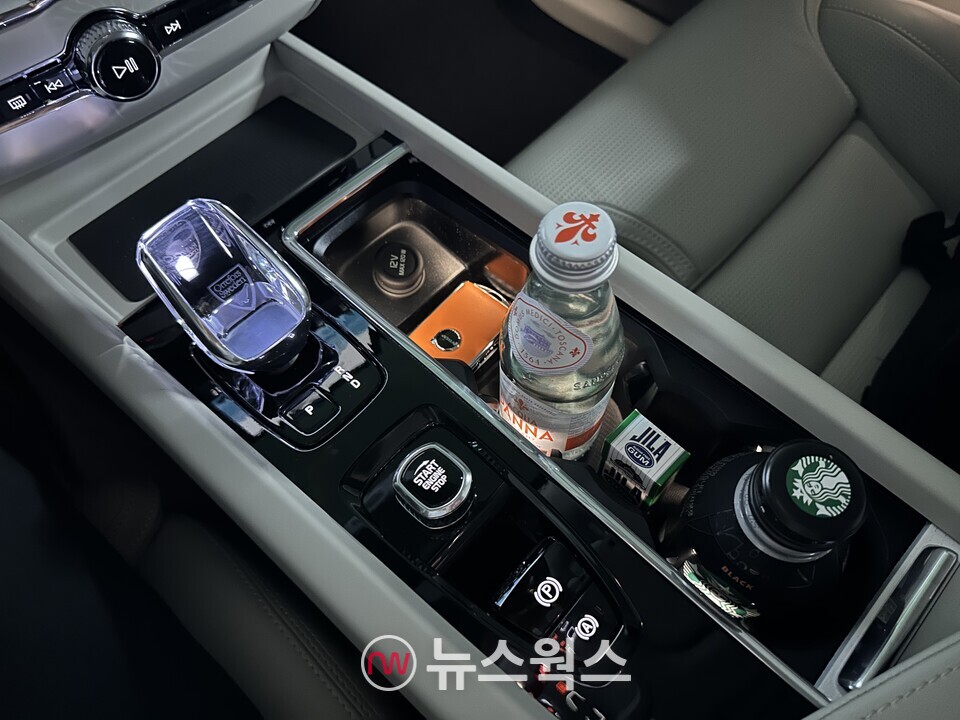 볼보자동차 신형 'XC60'의 중앙 센터 콘솔에 크리스탈 기어노브가 있다. (사진=정현준 기자)