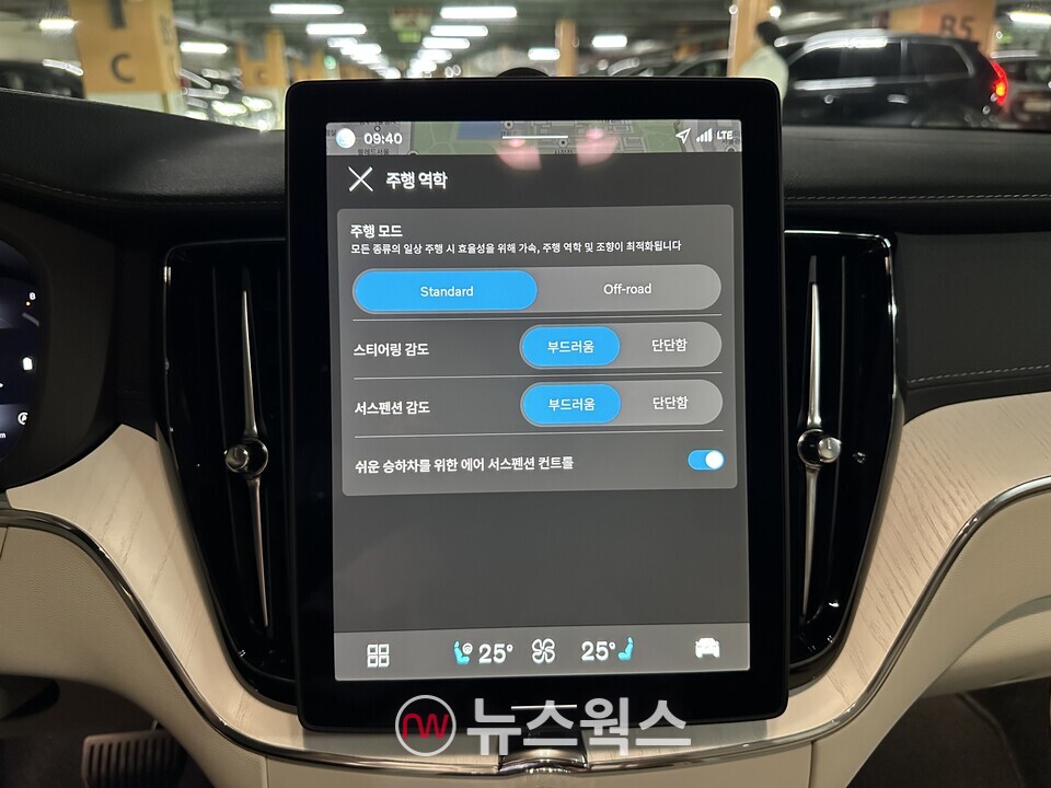 세로형 디스플레이에서 주행모드와 함께 스티어링 감도와 서스펜션 감도를 '부드러움'과 '단단함' 중에서 선택할 수 있다. (사진=정현준 기자)