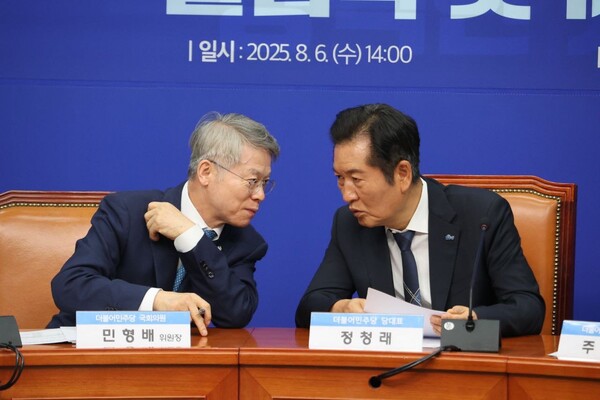 6일  국회에서 열린 검찰 정상화 특별위원회 회의 중 민형배 의원이 정청래 당대표와 이야기를 나누고 있다. (출처=민형배 페이스북)