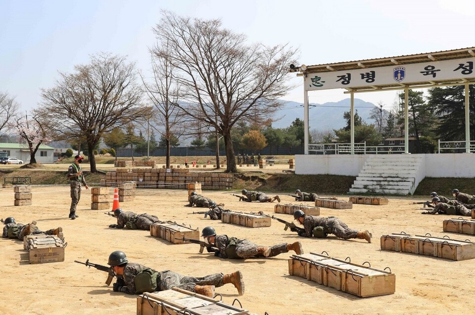 훈련병들이 각개전투 기초훈련을 받고 있다. (출처=육군훈련소 홈페이지)