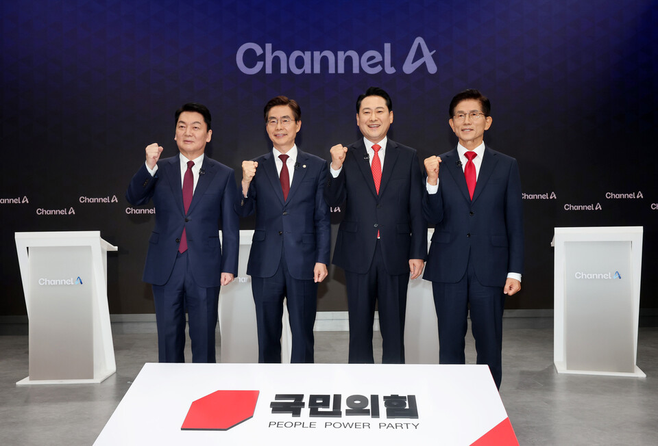 안철수(왼쪽부터), 조경태, 장동혁, 김문수 국민의힘 당대표 후보가 10일 오후 서울 종로구 채널A스튜디오에서 8·22 전당대회를 앞두고 당권주자 간 첫 방송토론회에 앞서 기념 촬영을 하고 있다.(사진=뉴스1)
