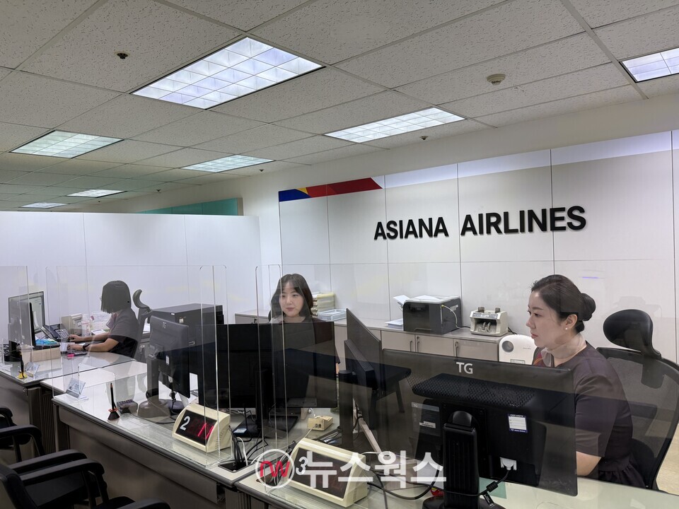 아시아나항공 서울 중앙매표소 직원들이 11일 서울 중구 서소문로 대한항공 빌딩 9층으로 이전한 매표소에서 근무를 하고 있다. (사진제공=아시아나항공)