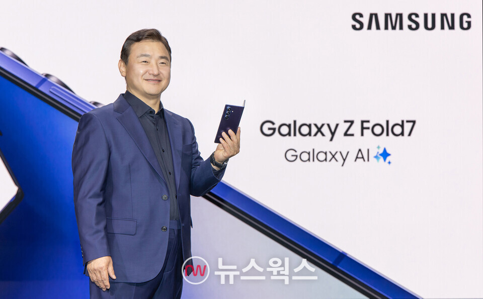 삼성전자 DX부문장 직무대행 노태문 사장이 9일(현지시간) 미국 뉴욕 브루클린 듀갈 그린하우스에서 열린 '갤럭시 언팩 2025' 행사에서 초슬림 대화면 폴더블폰 '갤럭시 Z 폴드7'을 공개하고 있다. (사진제공=삼성전자)