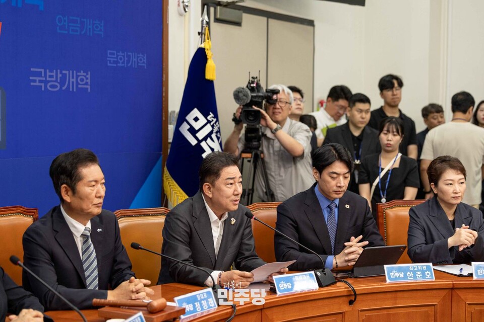 김병기(왼쪽 두 번째) 민주당 원내대표가 지난 4일 국회에서 열린 최고위원회의에서 발언하고 있다. (사진제공=민주당)