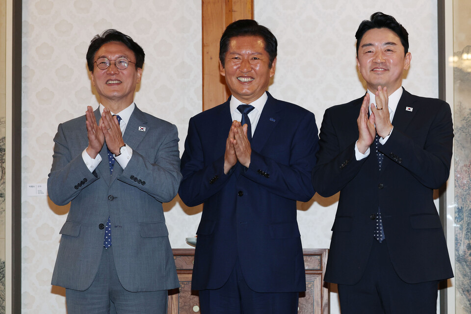 김민석 국무총리와 정청래 더불어민주당 대표, 강훈식 대통령 비서실장이 지난 10일 오후 서울 종로구 삼청동 총리공관에서 열린 고위당정협의회에서 기념촬영을 하고 있다. (사진=뉴스1)
