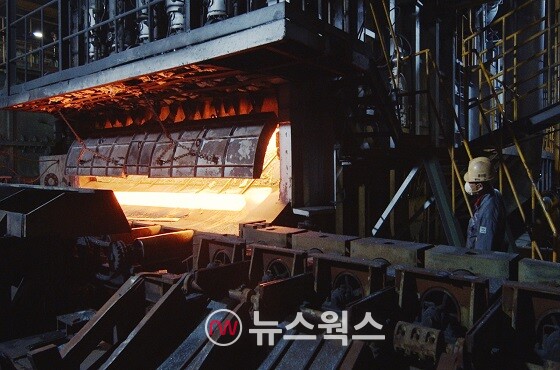 동국제강 부산 신평공장에서 근로자가 작업하고 있다. (사진제공=동국제강)