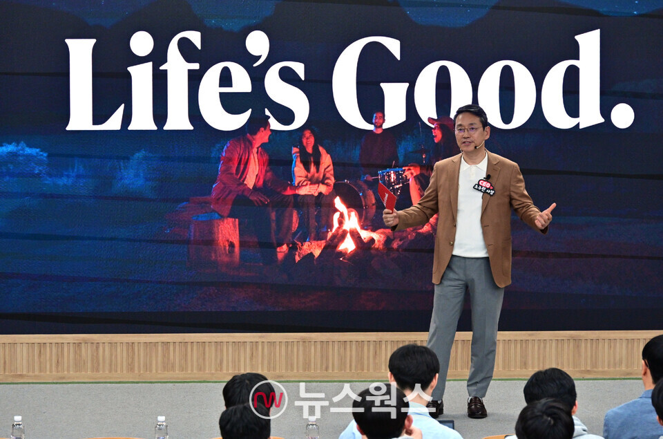 LG전자 조주완 CEO가 4월 24일 서울대학교 제1공학관에서 전기·정보공학부 재학생 200명에게 CEO 특강을 진행하고 있다. (사진제공=LG전자)