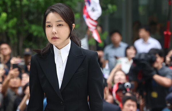 김건희 여사가 6일 서울 종로구에 마련된 김건희 특검팀 사무실로 조사를 받기 위해 출석하고 있다. (사진=뉴스1)