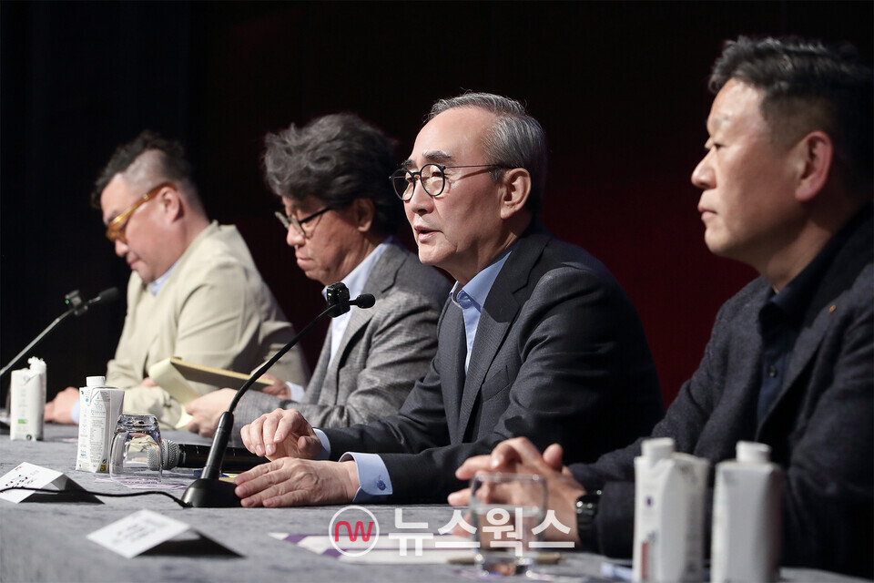 김영섭(왼쪽 셋째) KT 대표가 MWC25 기자간담회에서 기자의 질문에 답변하고 있다. (사진제공=KT)