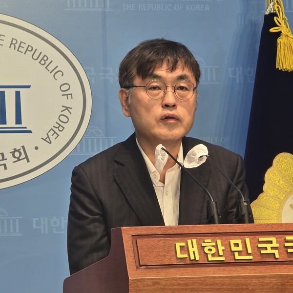 강진구 전 '더탐사' 대표가 지난해 8월 19일 국회소통관에서 '유철환 국민권익위원장 직권남용 등 혐의 공수처 고발 기자회견'을 하고 있다. (사진=원성훈 기자)