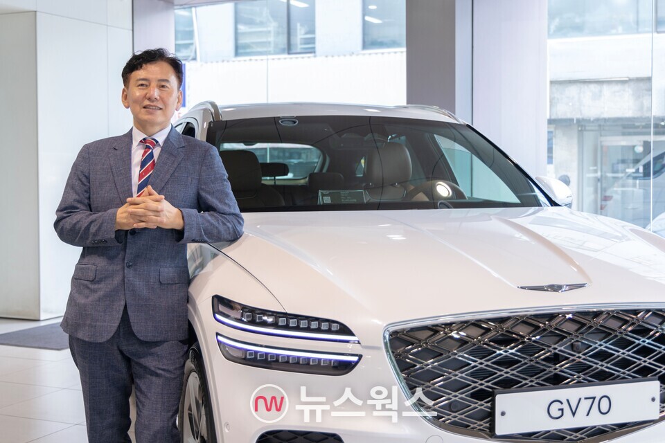 '판매거장'에 등극한 이정호 현대자동차 성동지점 영업부장이 'GV70' 차량 옆에서 기념 촬영을 하고 있다. (사진제공=현대차)