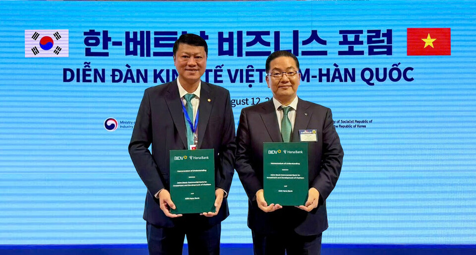 이호성(오른쪽) 하나은행장과 레 응옥 람 베트남투자개발은행장이 '국가 간 QR결제 서비스 활성화를 위한 업무협약을 체결하고 기념촬영을 하고 있다. (사진제공=하나은행)