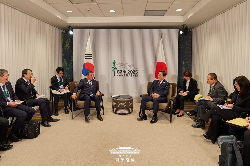 이재명 대통령이 17일(현지시간) 캐나다 앨버타주 카나나스키스 주요 7개국(G7) 정상회의장에서 이시바 시게루 일본 총리와 정상회담을 하고 있다. (출처=대통령실 홈페이지)