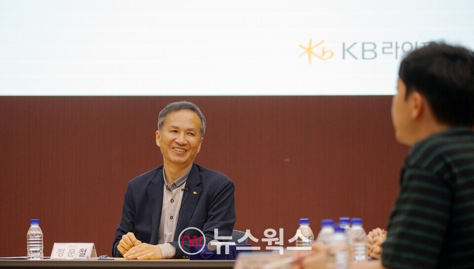 정문철 KB라이프 대표가 지난 12일 서울 강남구 KB라이프타워에서 열린 '2025 하반기 CEO 타운홀 미팅'에서 직원들과 대화를 나누고 있다. (사진제공=KB라이프)