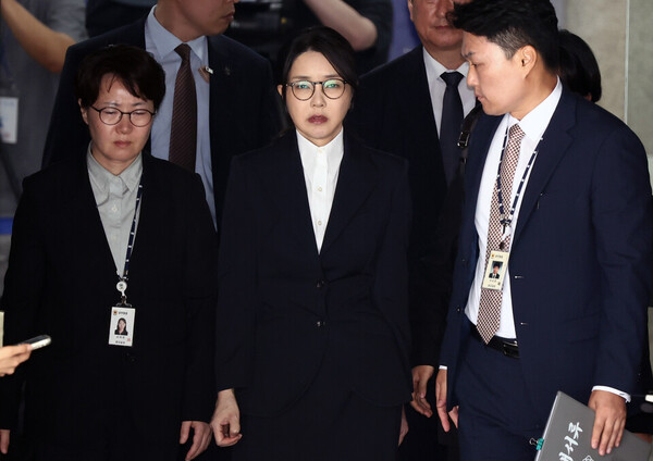 윤석열 전 대통령 부인 김건희 여사가 12일 오후 서울 서초구 서울중앙지법에서 열린 구속 전 피의자 심문(영장실질심사)를 마치고 나오고 있다. (사진=뉴스1)