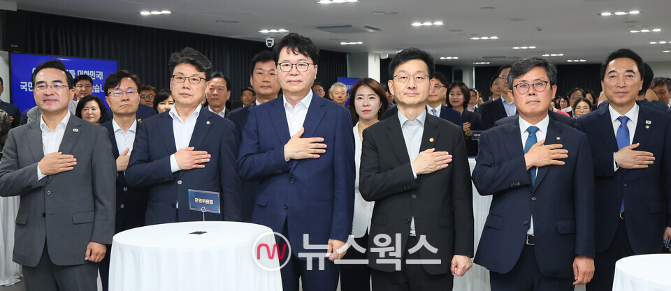 이한주(왼쪽 세 번째) 국정기획위원장을 비롯한 위원들이 14일 정부서울청사 창성동 별관에서 진행된 국정기획위원회 해단식에서 국민의례를 하고 있다. (사진제공=국정위)