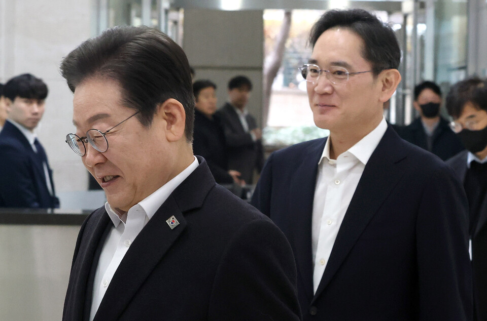 이재명 더불어민주당 대표와 이재용 삼성전자 회장이 지난 3월 20일 오전 서울 강남구 삼성 청년 소프트웨어 아카데미에서 열린 청년 취업 지원을 위한 현장 간담회에 참석하기 위해 이동하고 있다. (사진=뉴스1)