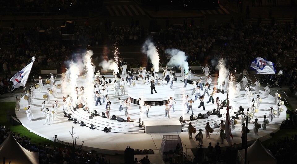 15일 오후 서울 종로구 광화문광장에서 열린 '광복 80년, 국민 주권으로 미래를 세우다' 제21대 대통령 국민 임명식에 앞서 화려한 공연이 펼쳐지고 있다. (사진=뉴스1)