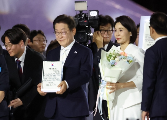 이재명 대통령이 15일 열린 국민임명식에서 80인의 국민대표로 부터 임명장을 전달받고 잇다. (사진=뉴스1)