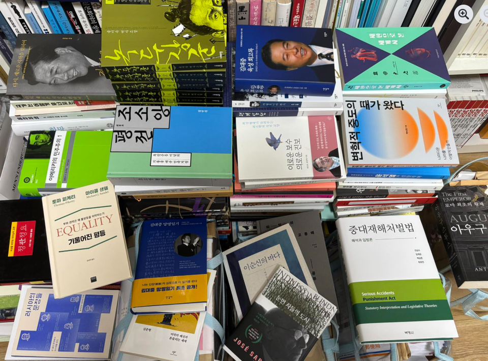조국 전 조국혁신당 대표는16일 자신의 페이스북을 통해 '폐문독서물'이라는 짧은 글과 책 사진을 올렸다. (사진=조국 페이스북)