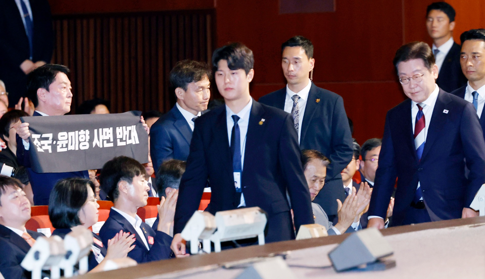 안철수 국민의힘 당대표 후보는 15일 8·15 광복절 경축식 행사 자리에서 조국 전 조국혁신당 대표와 윤미향 전 국회의원의 특별사면에 반대한다는 현수막 시위를 벌였다. (사진=안철수 페이스북)