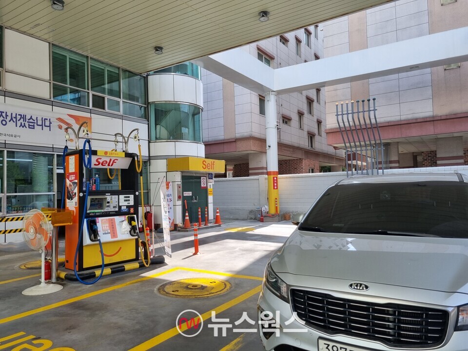 경기도 안양시의 한 알뜰주유소에서 차량이 주유하고 있다. (사진=김상우 기자)