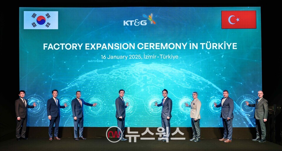 올해 1월 16일 방경만 KT&G 사장(오른쪽 네 번째)과 주요 관계자들이 튀르키예 현지 공장 증설식에 참여해 기념 촬영을 하고 있다. (사진제공=KT&G)