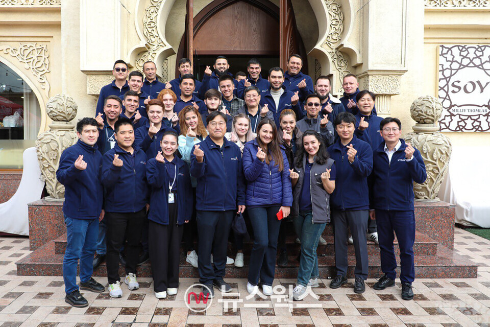 올해 1월 KT&G 우즈베키스탄 법인이 설립된 가운데 구성원들이 기념 촬영을 하고 있다. (사진제공=KT&G)