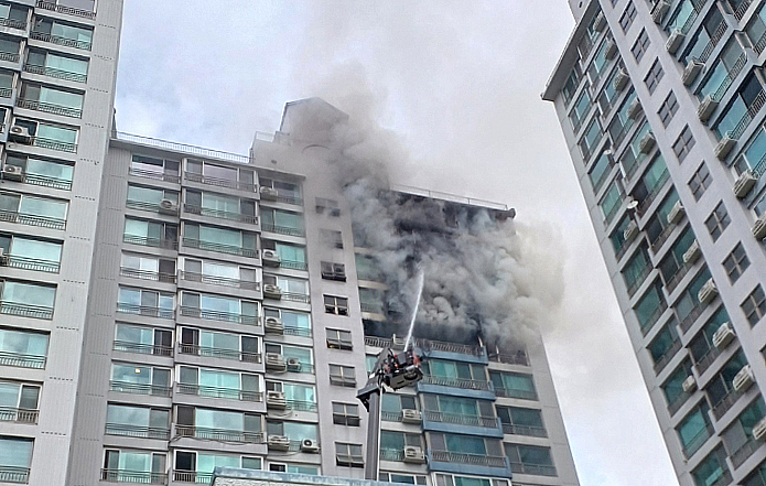 17일 오전 서울 마포구 창전동의 한 20층짜리 아파트 14층에서 화재가 발생, 소방대원들이 진화 작업을 벌이고 있다. (사진=뉴스1)