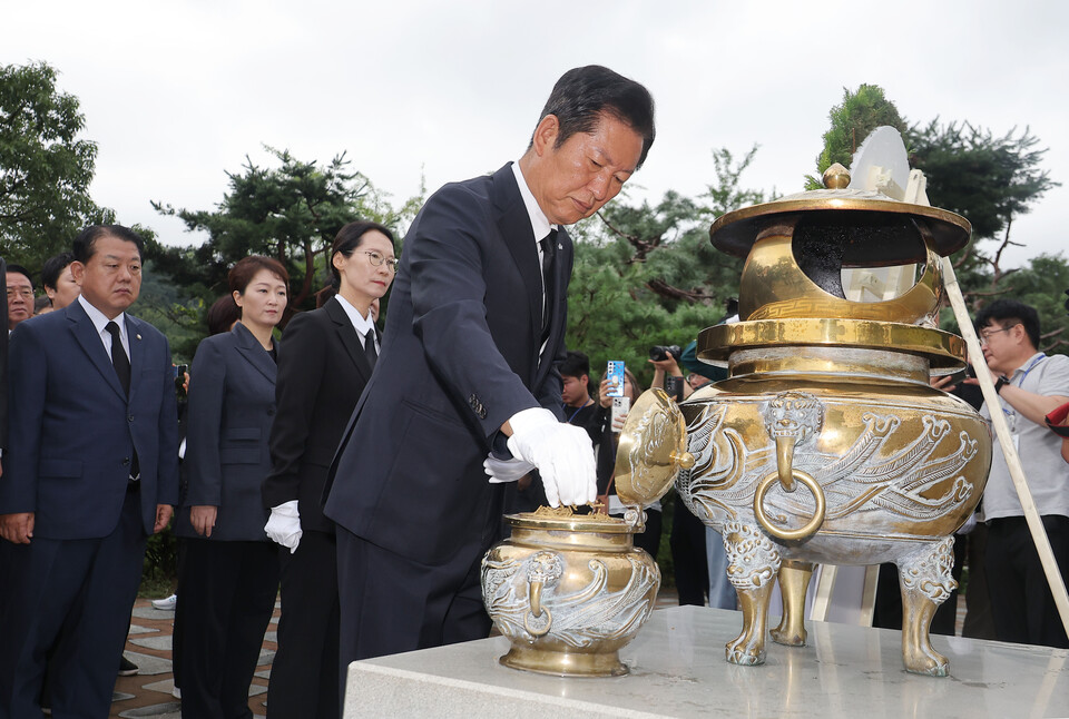 정청래 더불어민주당 대표가 지난 4일 오전 서울 동작구 현충원 내 故 김대중 전 대통령 묘역을 찾아 분향하고 있다. (사진=뉴스1)