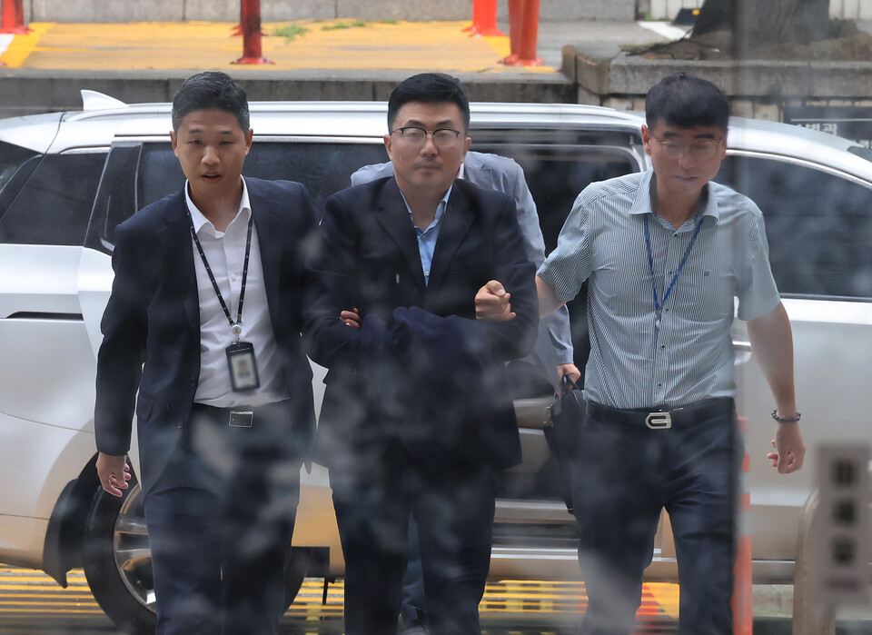 김건희 여사 일가의 집사로 알려진 김예성 씨가 지난 15일 오후 서울 서초구 서웅중앙지법에서 열리는 구속 전 피의자 심문(영장실질심사)에 출석하고 있다. (사진=뉴스1)