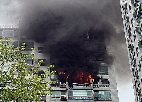 지난 17일 오전 서울 마포구 창전동의 한 아파트 에서 화재가 발생해 불길이 번지고 있다. (사진=뉴스1)
