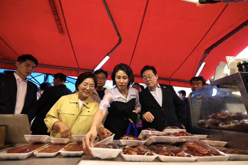 이재명 대통령과 부인 김혜경 여사가 17일 서울 은평구 연서시장을 찾아 민생회복 소비쿠폰의 체감 효과를 점검했다. (사진제공=대통령실)