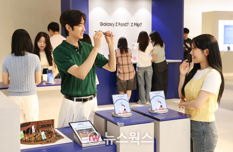12일 더현대 서울에 오픈한 '갤럭시 스튜디오'에서 방문객들이 '갤럭시 Z 폴드7'의 초슬림 두께를 체험하고 있다. (사진제공=삼성전자)