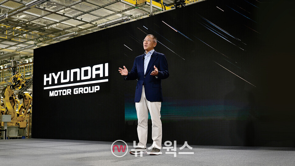 기아 오토랜드 광명의 국내 첫 전기차 전용공장에서 열린 2024년 신년회에서 새해 메시지를 전하고 있는 정의선 회장. (사진제공=현대차그룹)