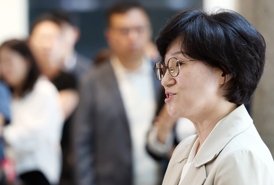 원민경 여성가족부 장관 후보자가 18일 오전 서울 서대문구 한국청소년활동진흥원에 마련된 인사청문 준비 사무실로 첫 출근하며 지명 소감을 밝히고 있다. (사진=뉴스1)