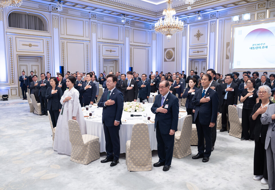 이재명 대통령과 부인 김혜경 여사가 14일 청와대 영빈관에서 열린 ‘광복 80주년, 대통령의 초대’ 행사에서 국민의례를 하고 있다. (사진제공=대통령실)