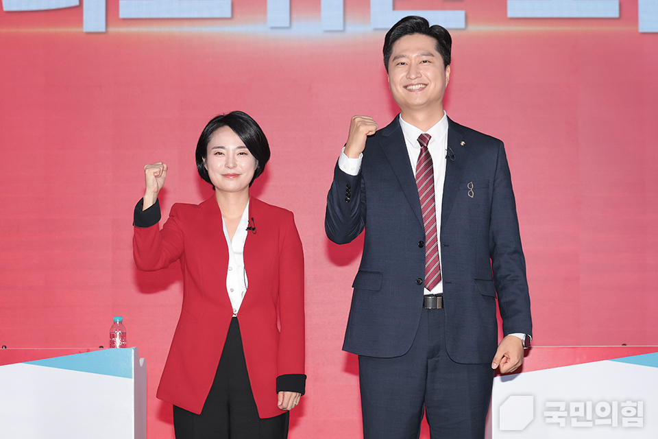 18일 서울 강서구에 위치한 방송 스튜디오에서 열린 '국민의힘 제6차 전당대회 청년최고위원 후보자 방송토론회'에서 손수조(왼쪽) 후보와 우재준 후보가 주먹을 꼭 쥐어보이고 있다. (사진제공=국민의힘)