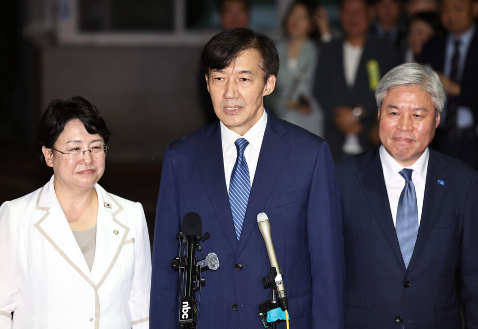 광복절 특사로 사면·복권된 조국 전 조국혁신당 대표가 지난 15일 새벽 구로구 서울남부구치소를 나서며 소회를 밝히고 있다. (사진제공=뉴스1)
