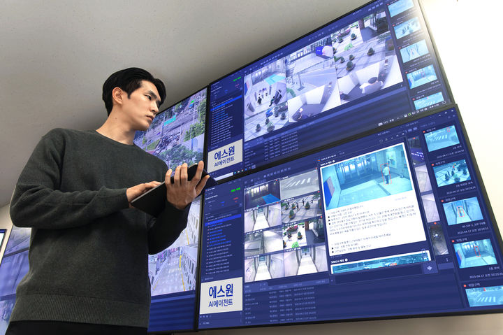 에스원 R&D센터 연구원이 AI 에이전트를 시연하고 있다. (사진제공=에스원)