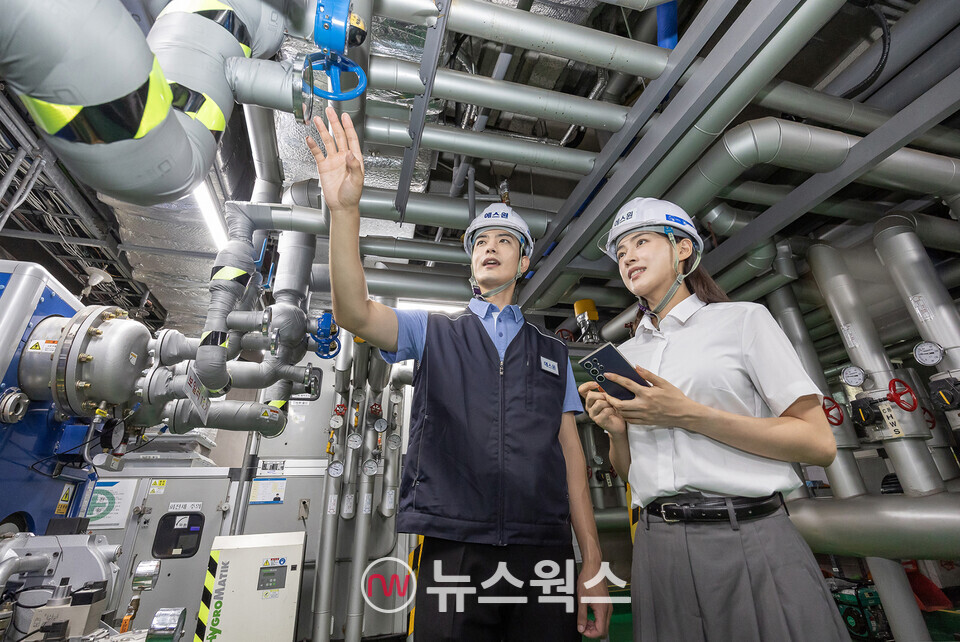 에스원 관계자가 블루스캔의 주요 기능을 설명하고 있다. (사진제공=에스원)