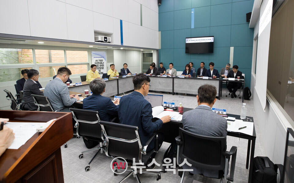 배경훈 과학기술정보통신부 장관이 19일 오전 서울 강남구 강남도시관제센터에서 열린 'AI 기반 자연재난 대응 관련 간담회' 에서 행정안전부, 환경부 관계자, 산업계, 연구계 전문가들과 인공지능(AI) 디지털 기반의 자연재난 대응 활성화 방안에 대해 논의하고 있다. (사진제공=과학기술정보통신부)