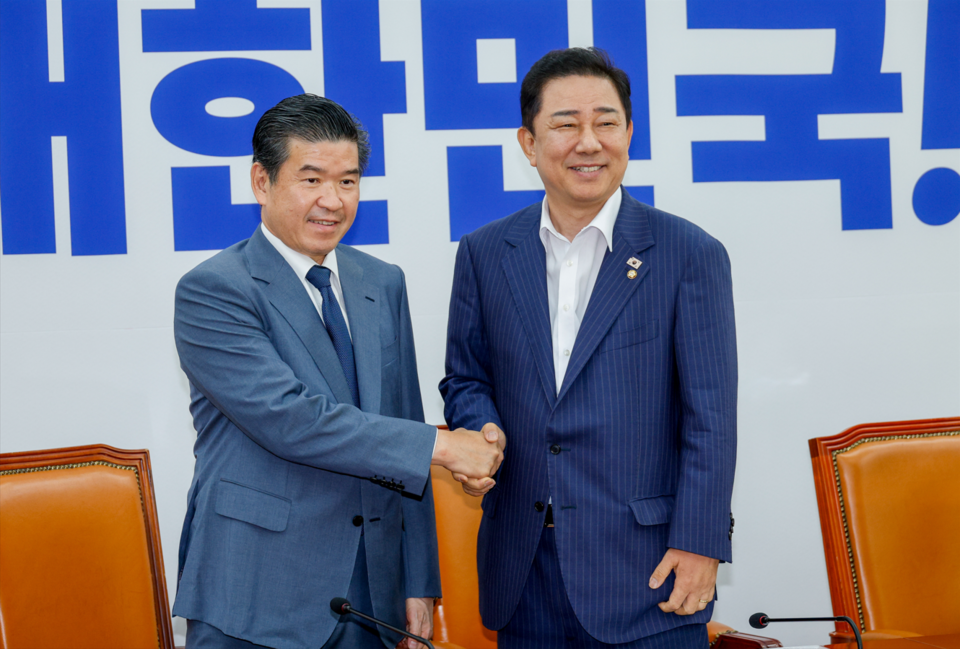 김병기(오른쪽) 더불어민주당 원내대표와 제임스 김 주한미국상공회의소(암참) 회장이 19일 오전 서울 여의도 국회에서 만나 악수를 하고 있다. (사진=뉴스1)