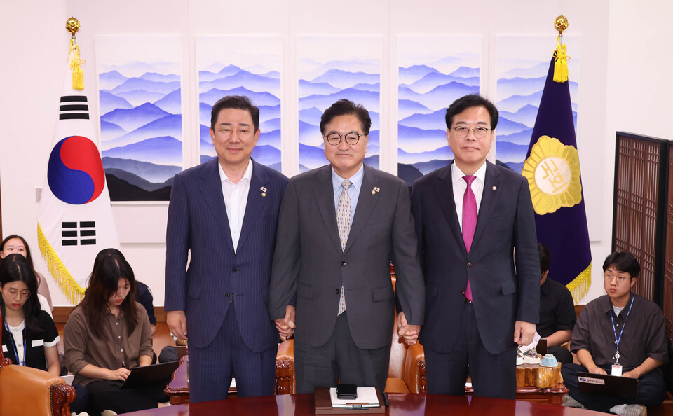김병기(왼쪽) 더불어민주당 원내대표, 우원식(가운데) 국회의장, 송언석 국민의힘 비상대책위원장이 19일 국회의장 집무실에서 회동하고 기념 촬영을 하고 있다. (사진=뉴스1)